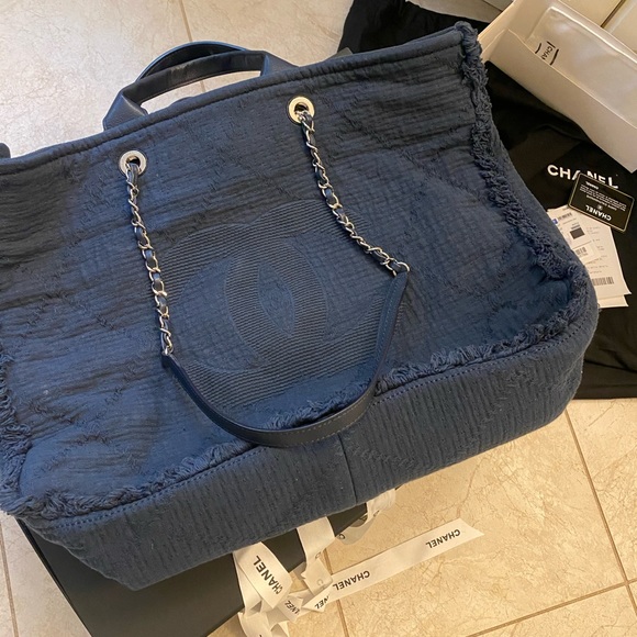 Chanel large shopping bag in blue - Picture 2 of 6